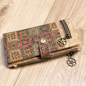 Cartera de corcho con mosaicos coloridos: almacenamiento compacto, diseño único. Idea de regalo original para mujer.