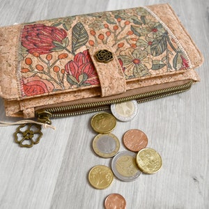 Portefeuille artisanal en liège naturel, un cadeau végan original, utile et pratique, porte-cartes en liège, motif fleurs image 5