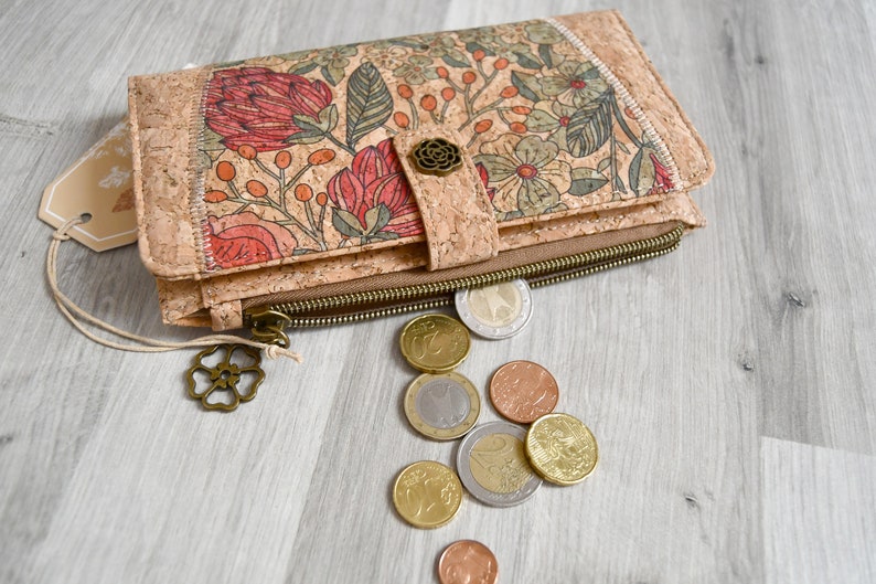 Portefeuille artisanal en liège naturel, un cadeau végan original, utile et pratique, porte-cartes en liège, motif fleurs image 5