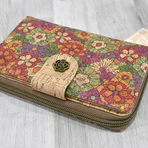Portefeuille artisanal en liège naturel, un cadeau éco-responsable pour les végans, cadeau femme utile et tendance, motif fleurs champêtres