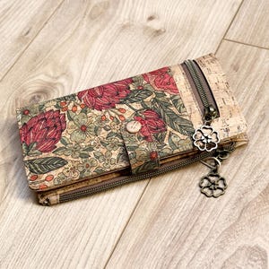 Cartera de corcho para mujer, idea de regalo vegana con estampado floral, prácticas opciones de almacenamiento múltiples
