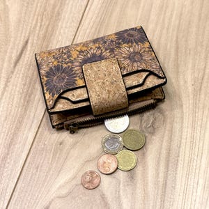 Cartera de corcho natural con estampado floral - vegana, ecorresponsable y compacta - elegante idea de regalo para mujer