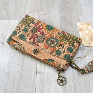 Grand porte-monnaie souple en liège motifs fleurs avec porte-carte séparable, un cadeau original et pratique pour femme vegan