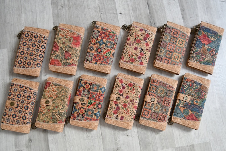 Portefeuille artisanal en liège naturel, un cadeau végan original, utile et pratique, porte-cartes en liège, motif fleurs image 10