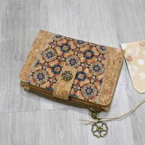 Portefeuille pour femme en liège naturel compact et imperméable, un cadeau végan , utile et pratique, porte-cartes, motif mosaïques bleues