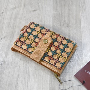Porte-monnaie et Porte-carte écologique en liège Vegan : accessoire léger et résistant à l'eau, idée cadeau avec motif floral minimaliste