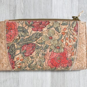 Portefeuille artisanal en liège naturel, un cadeau végan original, utile et pratique, porte-cartes en liège, motif fleurs image 9