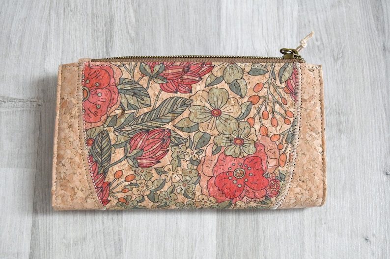 Portefeuille artisanal en liège naturel, un cadeau végan original, utile et pratique, porte-cartes en liège, motif fleurs image 9