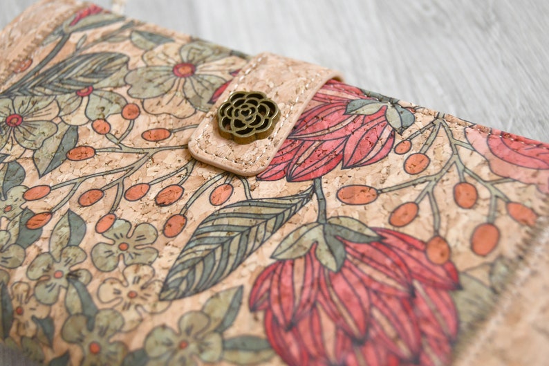 Portefeuille artisanal en liège naturel, un cadeau végan original, utile et pratique, porte-cartes en liège, motif fleurs image 7