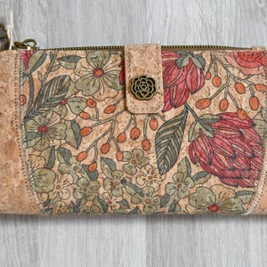 Portefeuille artisanal en liège naturel, un cadeau végan original, utile et pratique, porte-cartes en liège, motif fleurs image 8