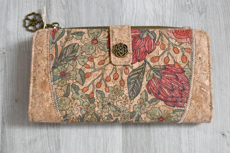 Portefeuille artisanal en liège naturel, un cadeau végan original, utile et pratique, porte-cartes en liège, motif fleurs image 8