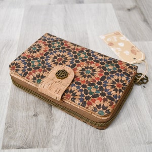 Portefeuille artisanal en liège naturellment imperméable, idée cadeau femme vegan, utile et tendance, motif mosaïques