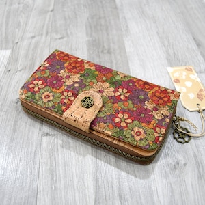 Grand portefeuille en liège imperméable, idée cadeau pour femme vegan, utile et tendance, motif fleurs