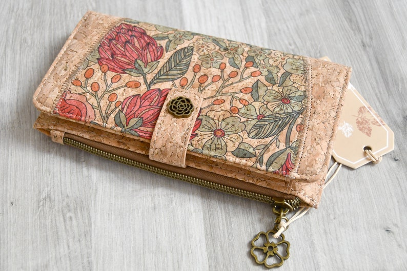 Portefeuille artisanal en liège naturel, un cadeau végan original, utile et pratique, porte-cartes en liège, motif fleurs image 1