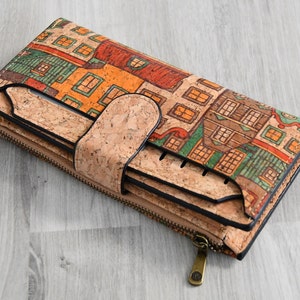 Cartera de corcho, mucho espacio de almacenamiento, cartera de corcho natural vegana, cartera de corcho artesanal con estampado de casas, tela de corcho