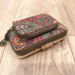 Cartera hecha a mano en corcho natural, un regalo vegano original, útil y práctico, tarjetero de corcho, estampado zentangle