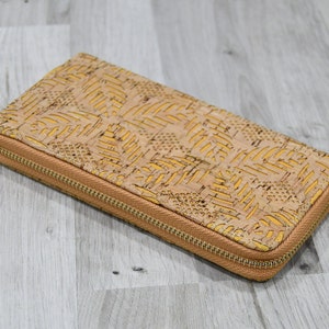 Monedero de corcho natural para mujer, idea de regalo vegano con estampado calado