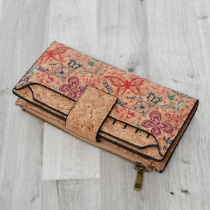Portefeuille artisanal en liège imperméable, motif fleurs et papillons, une idée cadeau originale pour vegan