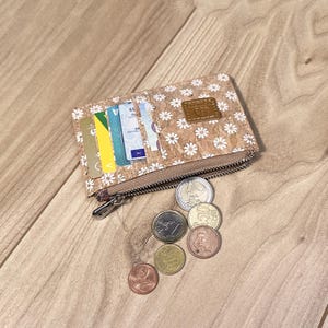 Porte-carte en liège vegan / porte-monnaie en liège naturel motif marguerites , 10 emplacements pour cartes ou billets, idée cadeau végan