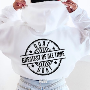 Può includere: Felpa bianca con una grafica circolare nera invecchiata che dice "GOAT Greatest of All Time GOAT".