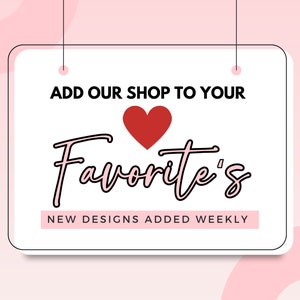 Puede incluir: Un letrero rectangular blanco con esquinas redondeadas, colgado de dos cuerdas finas. El letrero presenta el texto "ADD OUR SHOP TO YOUR FAVORITE'S" en negro, un coraz&oacute;n rojo y el texto "NEW DESIGNS ADDED WEEKLY" en una pancarta rosa.