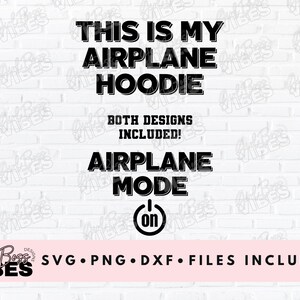 Puede incluir: Dise&ntilde;o gr&aacute;fico en blanco y negro con el texto "THIS IS MY AIRPLANE HOODIE" y "AIRPLANE MODE ON". El dise&ntilde;o tambi&eacute;n incluye el texto "BOTH DESIGNS INCLUDED!" y "SVG &bull; PNG &bull; DXF &bull; FILES INCLUDED".