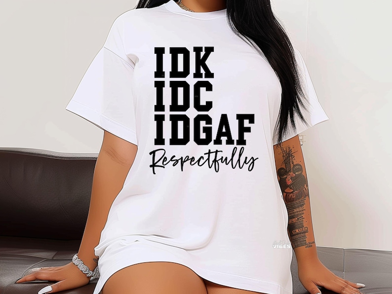 Pu&ograve; includere: Maglietta bianca oversize con testo nero che recita "IDK IDC IDGAF Respectfully".