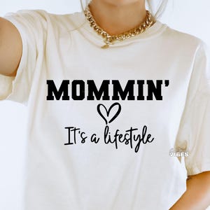 Mommin' It's A Lifestyle SVG PNG、Mom Life svg、Mama Svg、Momming png、Mom Mode png、Mom Life svg、Mama svg、png、dxf ファイル