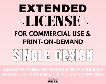 Puede incluir: Fondo rosa con texto negro que dice "EXTENDED LICENSE FOR COMMERCIAL USE & PRINT-ON-DEMAND SINGLE DESIGN". El texto "ALLOWS YOU TO SELL ANY SINGLE DESIGN OR SVG BUNDLE FROM MY SHOP ON PHYSICAL PRODUCTS UP TO 1000 TIMES." también está incluido en texto negro. El texto "Girl Boss Vibes" está en texto negro con un corazón rosa.