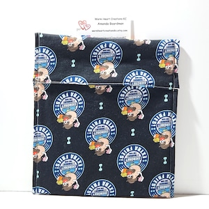 Puede incluir: Bolsa de almuerzo reutilizable negra con un patrón repetido de Mr. Potato Head con gafas de sol y sosteniendo un plato de papas fritas. El texto en la bolsa dice "¿Pensé que dijiste ejercicio? ¡Papas fritas extra!"