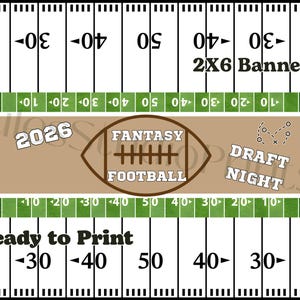 Op de afbeelding: Een rechthoekige banner met een groene achtergrond van een footballveld, witte lijnen en cijfers. In het midden staat een bruine football-afbeelding met de tekst FANTASY FOOTBALL, 2026 en DRAFT NIGHT, plus een klein spelschema.