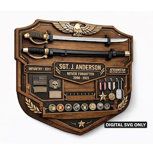 Puede incluir: Un expositor militar de madera con dos espadas, un emblema de águila y varias insignias militares. La pantalla incluye el texto "SGT. J. ANDERSON NEVER FORGOTTEN 2008-2022" y "AFGHANISTAN DEPLOYED 2014-2016". También están presentes las palabras "DIGITAL SVG ONLY".
