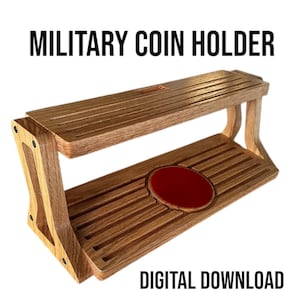 Könnte beinhalten: Ein hölzerner Münzhalter mit zwei Ablagen und einer roten Filzverkleidung. Der Halter ist für die Präsentation von militärischen Challenge-Münzen konzipiert. Der Text "MILITARY COIN HOLDER" und "DIGITAL DOWNLOAD" ist auf dem Bild sichtbar.