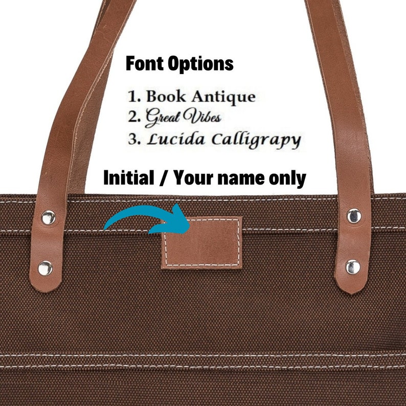 K&ouml;nnte beinhalten: Braune Canvas-Tragetasche mit Ledergriffen und einem braunen Leder-Patch zur Personalisierung. Der Text "Font Options" ist &uuml;ber dem Text "1. Book Antique", "2. Great Vibes" und "3. Lucida Calligraphy" gedruckt. Der Text "Initial / Your name only" ist unter dem Patch gedruckt.