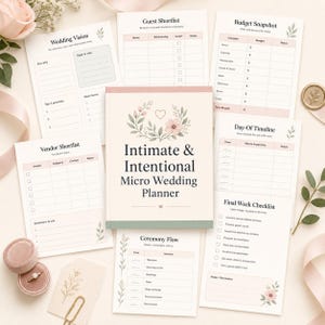 Op de afbeelding: Een trouwplannerboek getiteld Intimate & Intentional Micro Wedding Planner met een bloemige omslag, omringd door diverse planningsbladen waaronder een gastenlijst, budgetoverzicht, leverancierslijst, dagplanning en ceremonie-indeling.