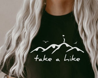 Koszulka Take a Hike SVG, Adventure Awaits, Mountains, Camping (pliki cyfrowe)