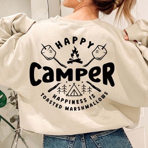 Campista feliz Svg, Svg de camping, Svg de aventura, Svg de vida de campamento, Svg de fogata, Svg de campamento de malvaviscos, Svg de vacaciones, Svg al aire libre, Silueta PNG