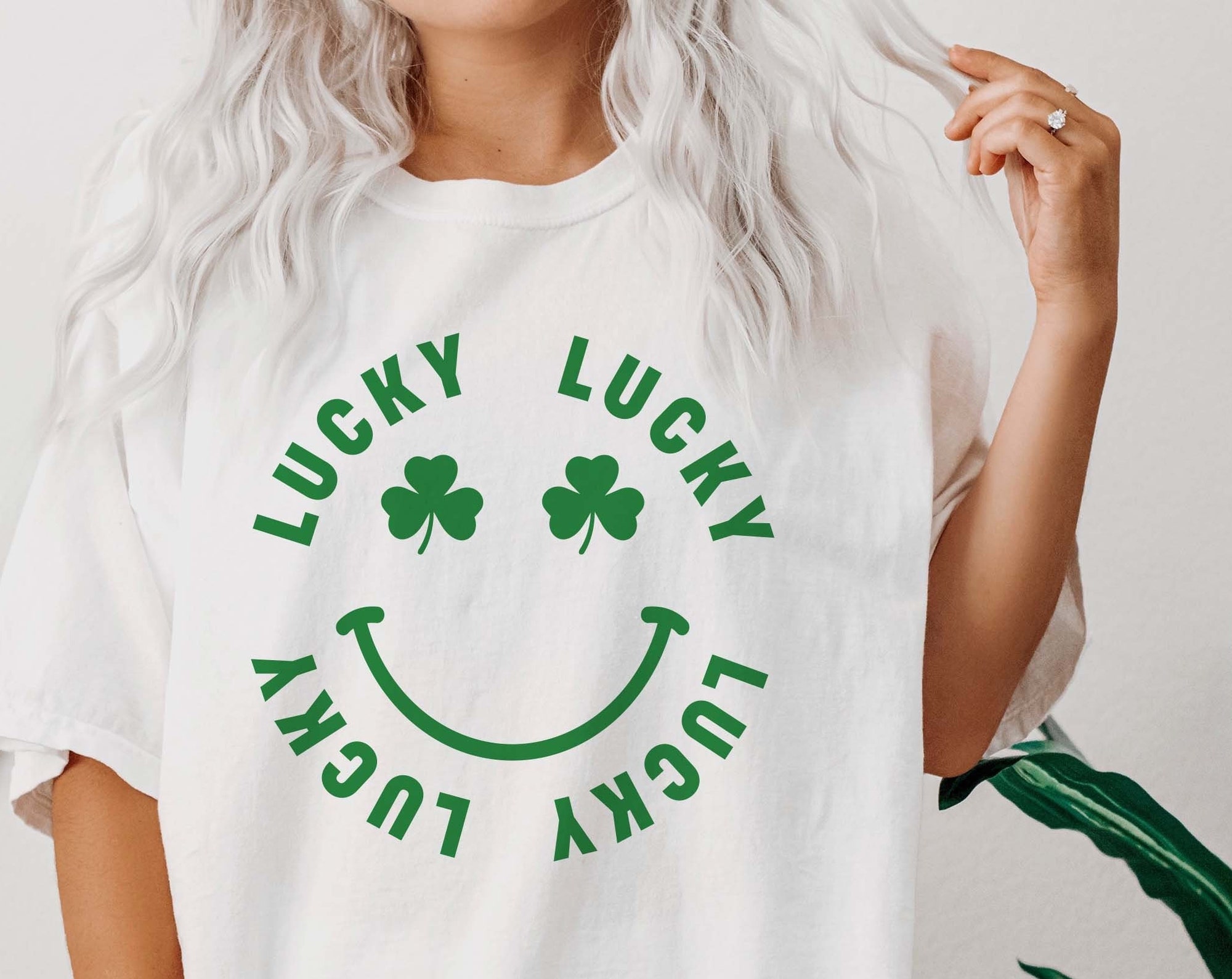 Discover St. Patrick es Day Lucky Smiley T-Shirt