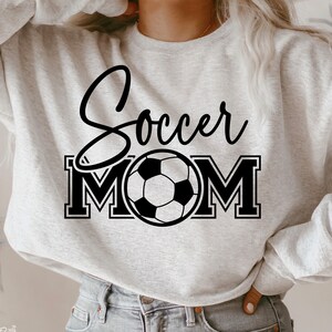Arquivo SVG PNG para Mãe de Jogador de Futebol, SVG da Temporada de Futebol, SVG de Esportes, SVG com Vibrações de Futebol, SVG de Presente para Mãe, Arquivo de Corte PNG DXF para Sublimação Cricut e Silhouette