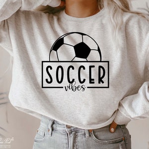 vibrações de futebol svg, camisa de mãe de futebol svg, futebol svg, bola de futebol svg, esportes svg, mãe de futebol svg, presente para mãe, arquivo de corte digital PNG Cricut
