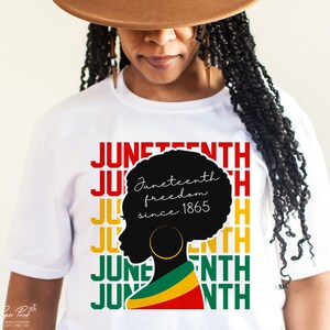 Peut inclure: Un t-shirt blanc avec une silhouette noire d'une femme avec des cheveux crépus et un foulard vert, jaune et rouge. Le texte "Juneteenth freedom since 1865" est écrit en blanc sur un cercle noir.