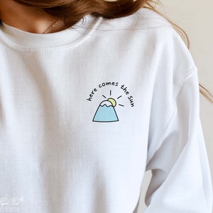 Hier komt de zon svg, minimale svg, zomertijd svg, zomershirt cadeau svg, strandleven svg, zomercitaat svg, vakantie svg, strand vibes svg