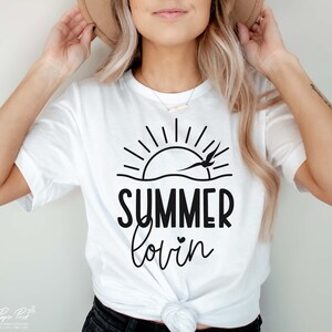 夏の恋のSVG、夏の時間SVG、夏のシャツSVG、夏の雰囲気SVG、夏の名言SVG、休暇SVG、ビーチの雰囲気SVG、PNG Dxf Cricut