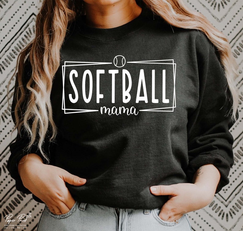 Pu&ograve; includere: Felpa nera con la scritta bianca "SOFTBALL mama" all'interno di un rettangolo bianco. Una grafica di softball &egrave; sopra la parola "SOFTBALL".