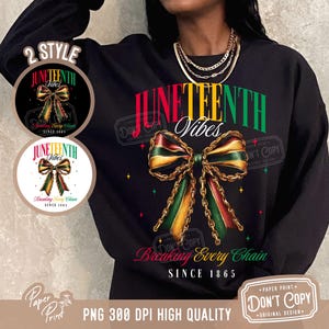 Peut inclure: Un sweat-shirt noir avec un nœud rouge, jaune et vert avec des chaînes dorées. Le texte "Juneteenth Vibes" est au-dessus du nœud et "Breaking Every Chain Since 1865" est en dessous du nœud.