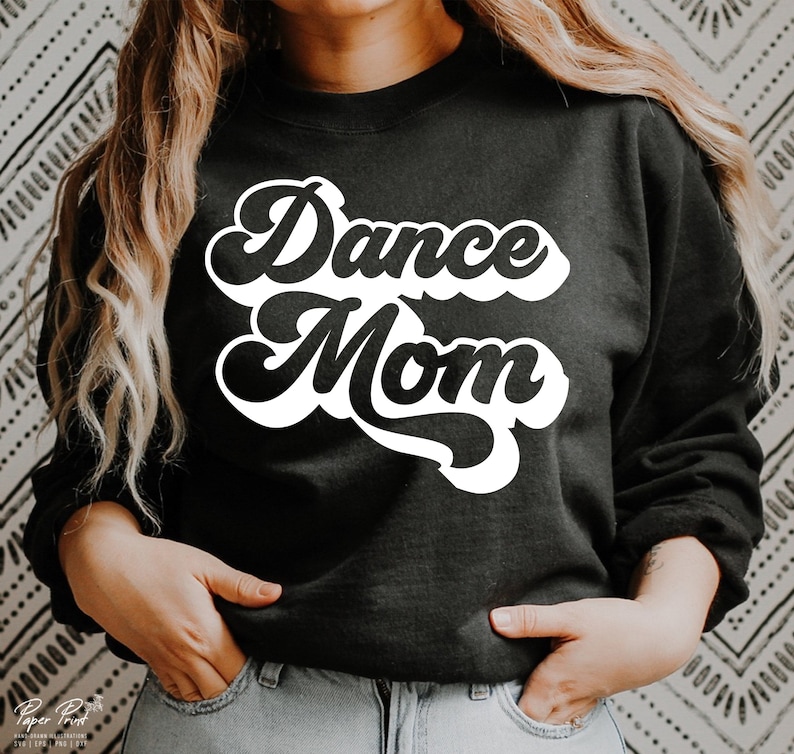 Peut inclure: Sweat-shirt noir avec inscription blanche de style r&eacute;tro "Dance Mom".