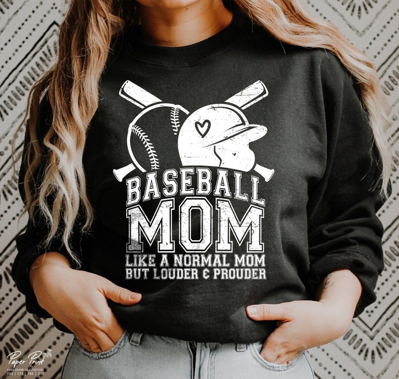 以下が含まれることがあります： 「Baseball Mom Like a Normal Mom But Louder & Prouder」というテキストと、野球ボールと野球帽の白いグラフィックデザインが施された黒いスウェットシャツ。