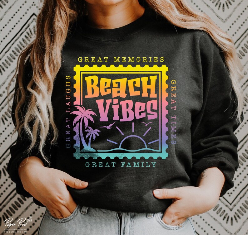 Puede incluir: Una sudadera negra con un estampado gr&aacute;fico colorido de un sello con el texto "Beach Vibes" en su interior. El sello tiene el texto "Great Memories", "Great Times" y "Great Family" alrededor.