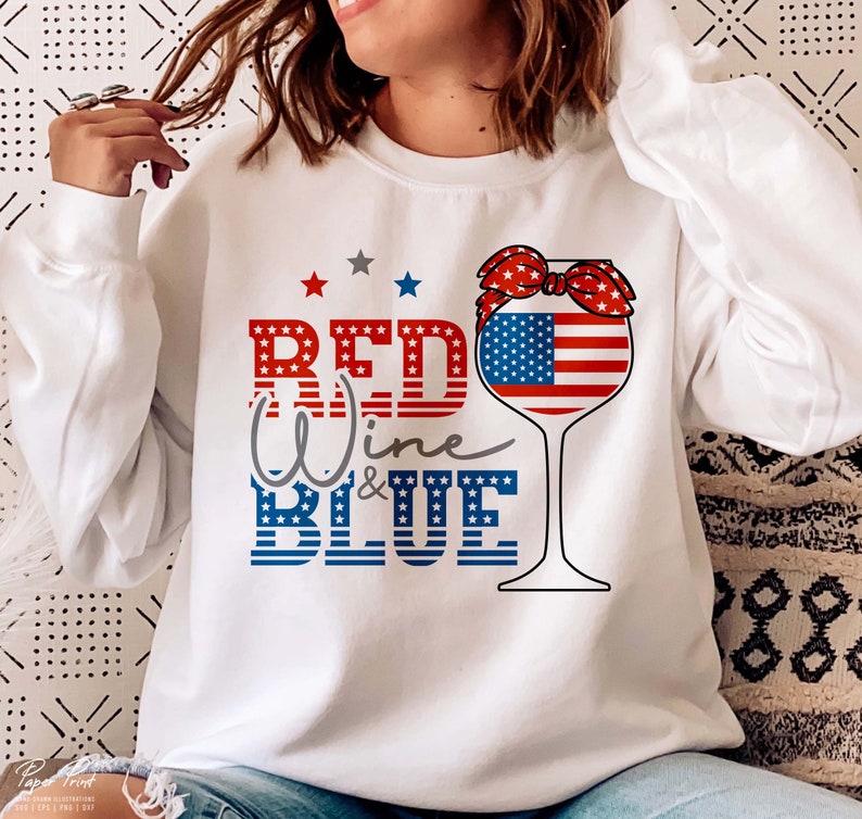 K&ouml;nnte beinhalten: Wei&szlig;es Sweatshirt mit einem roten, wei&szlig;en und blauen Weinglas-Motiv und dem Text "Red Wine & Blue".