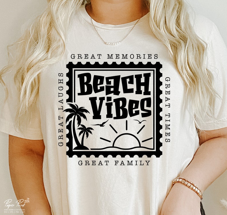Puede incluir: Camiseta blanca con un gr&aacute;fico negro de un sello con el texto "Beach Vibes" en su interior. El sello tiene el texto "Great Memories", "Great Times" y "Great Family" alrededor del borde.